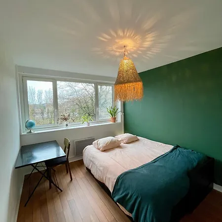 Private room in a luminous&spacious appartement Séjour chez l'habitant