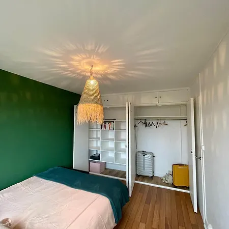 Private room in a luminous&spacious appartement Séjour chez l'habitant