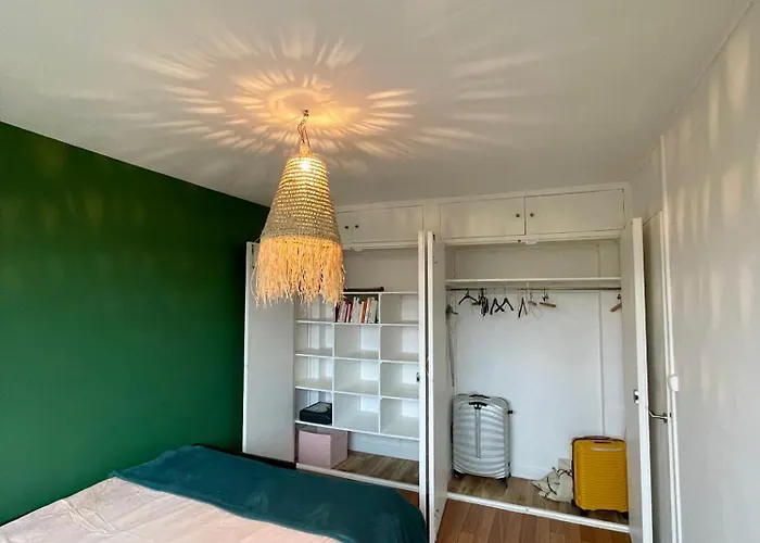 Private room in a luminous&spacious appartement Séjour chez l'habitant