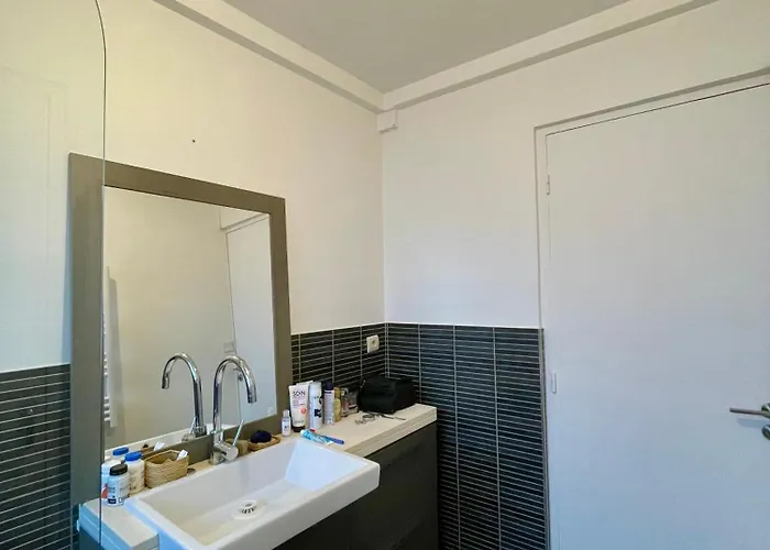 Private room in a luminous&spacious appartement Séjour chez l'habitant